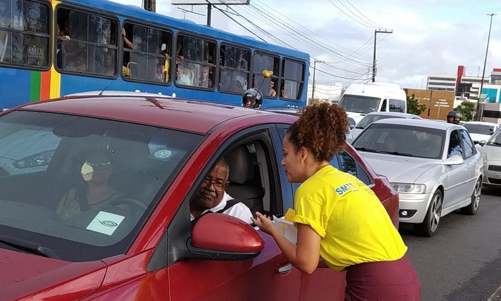 Segurança no trânsito: SMTT realiza blitz educativa na avenida Tancredo Neves - SMTT Aracaju